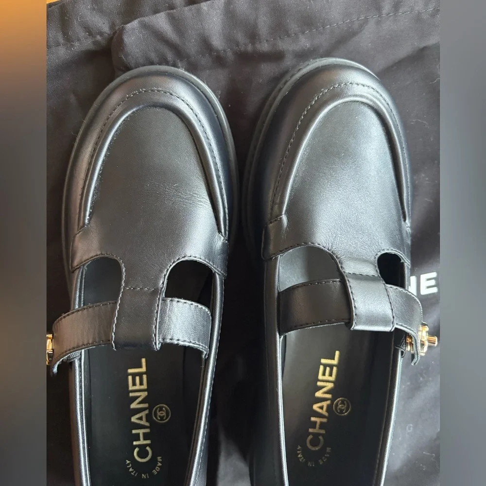 EUC CHANEL Calfskin CC Turnlock Moccasin Loafers 37 in  Black with dust bags - Picture 6 of 9